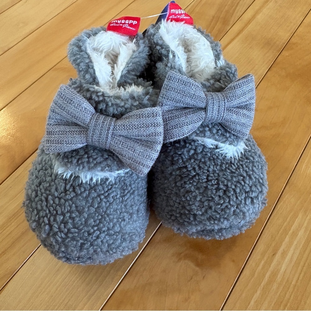 Cozy Gray Baby Booties with Bow NEW 6-12m slippers